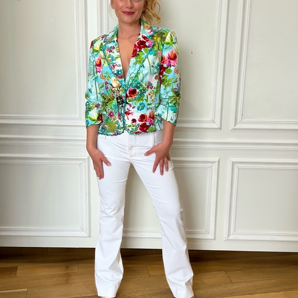 Alberto Makali silky vibrant floral blazer with stone embellishment closure - Picture 2 of 15